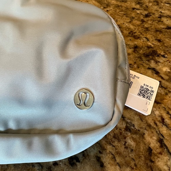 🤍One Left!🤍Lululemon Everywhere Belt Bag-Silver Drop - Picture 3 of 4